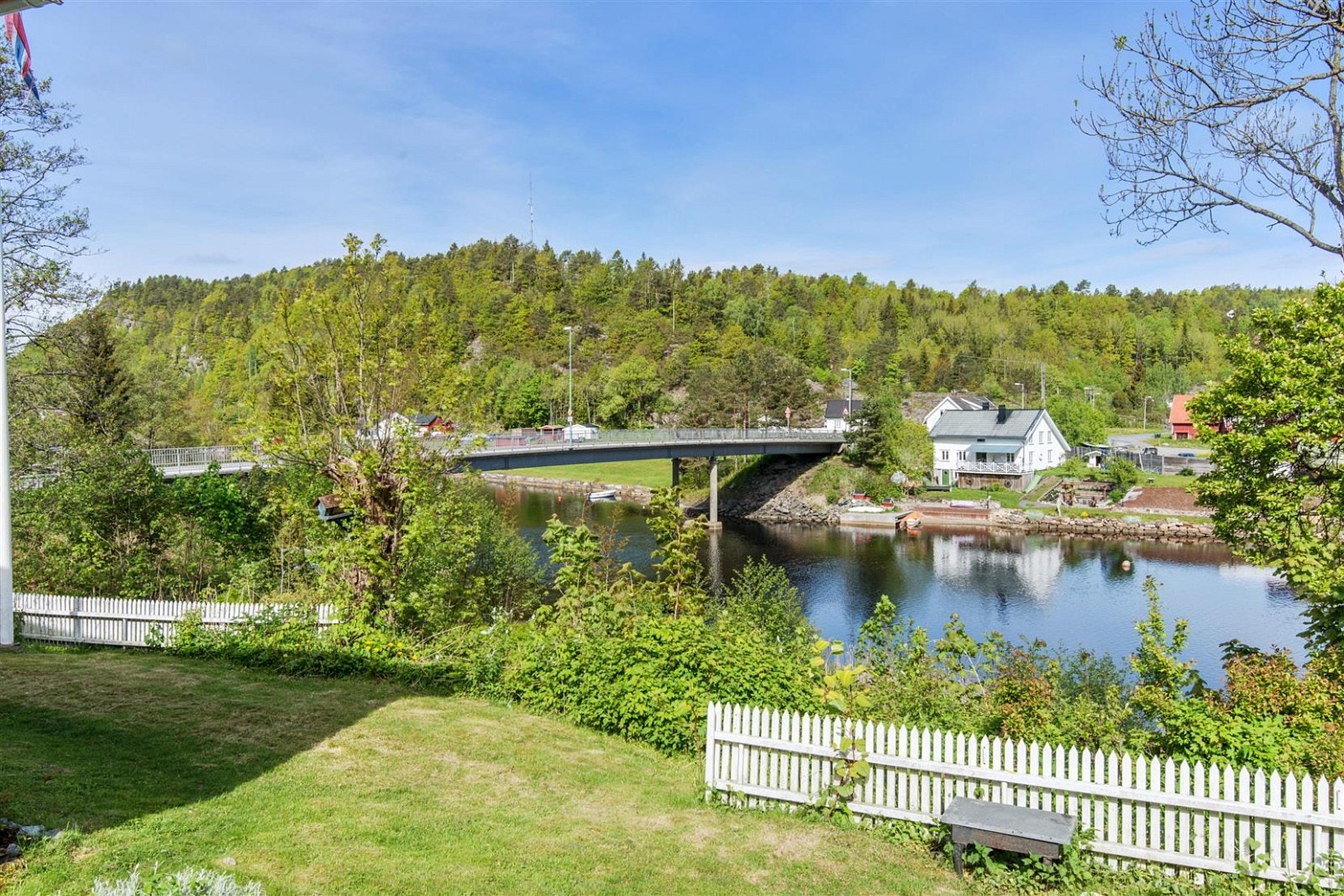 Utsikt til Lagelva og broa. Galleribilde