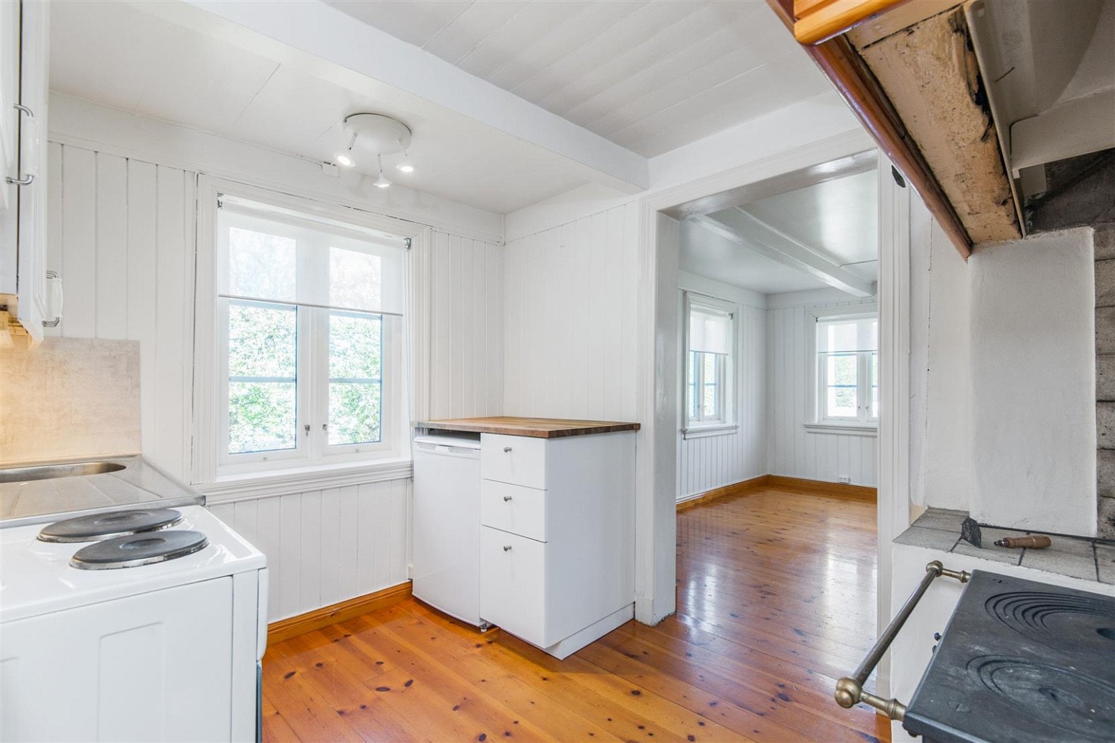 Åpne bjelker i taket, malt panel på vegger og lakkerte furugulv. Galleribilde