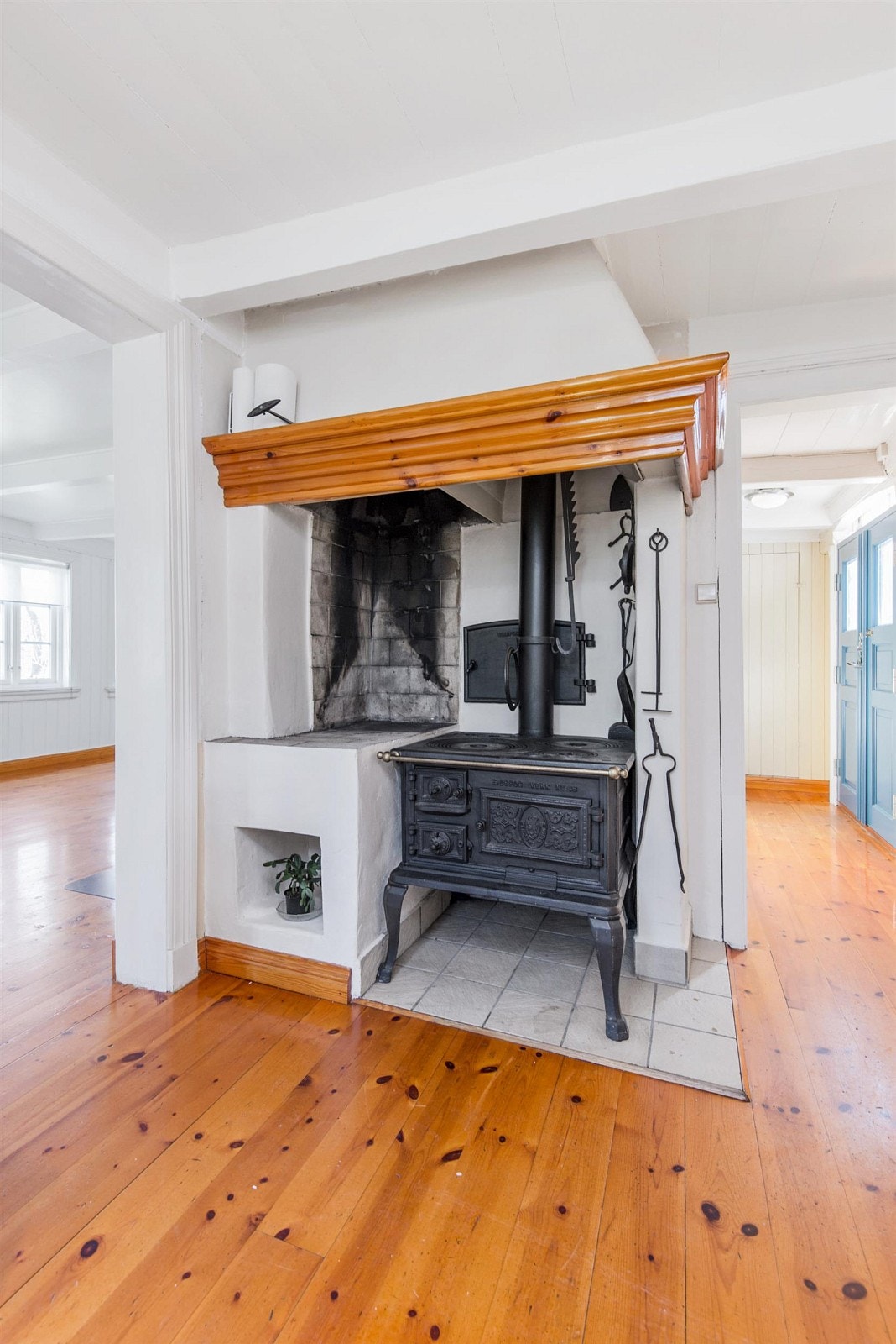 Bakerovn, peis og vedkomfyr-et smykke på kjøkkenet. Galleribilde