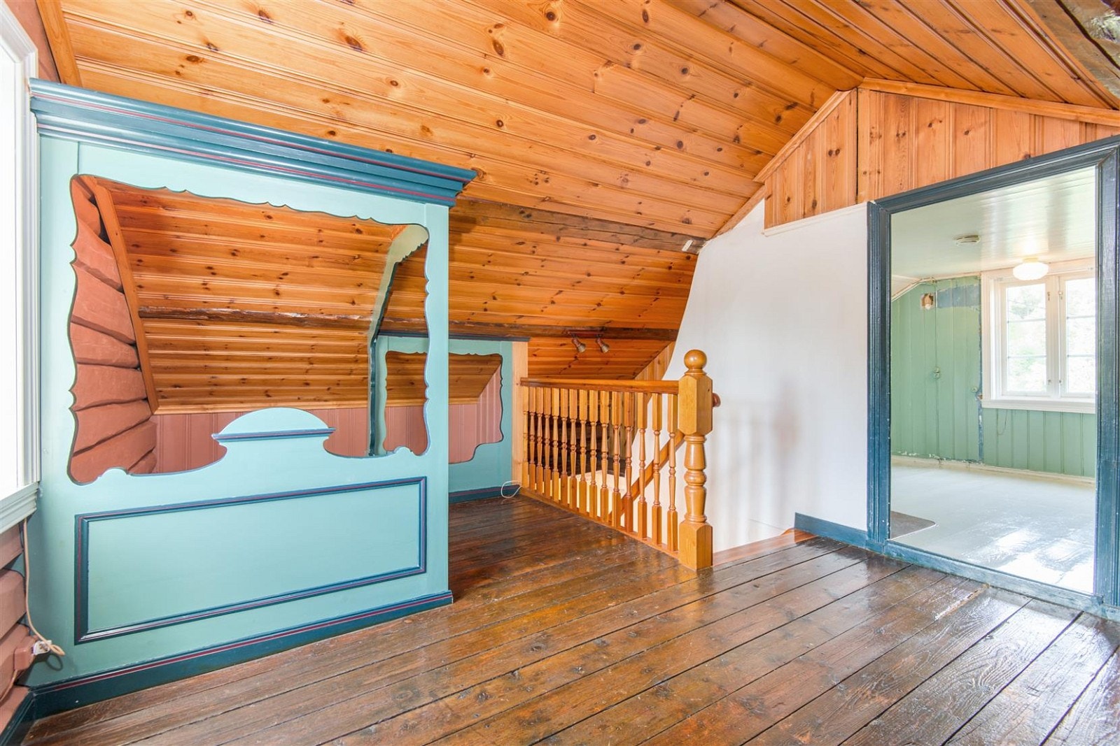 Loftsrom med innebygd himmelseng. Åpent tømmer på den ene veggen, og originale gulv. Galleribilde