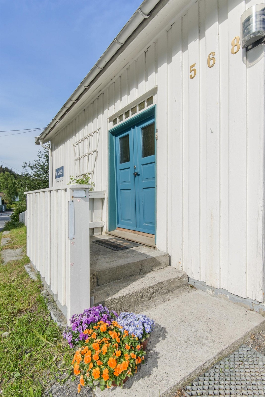 Inngangsparti med tofløyet dør og vindusrad over Galleribilde