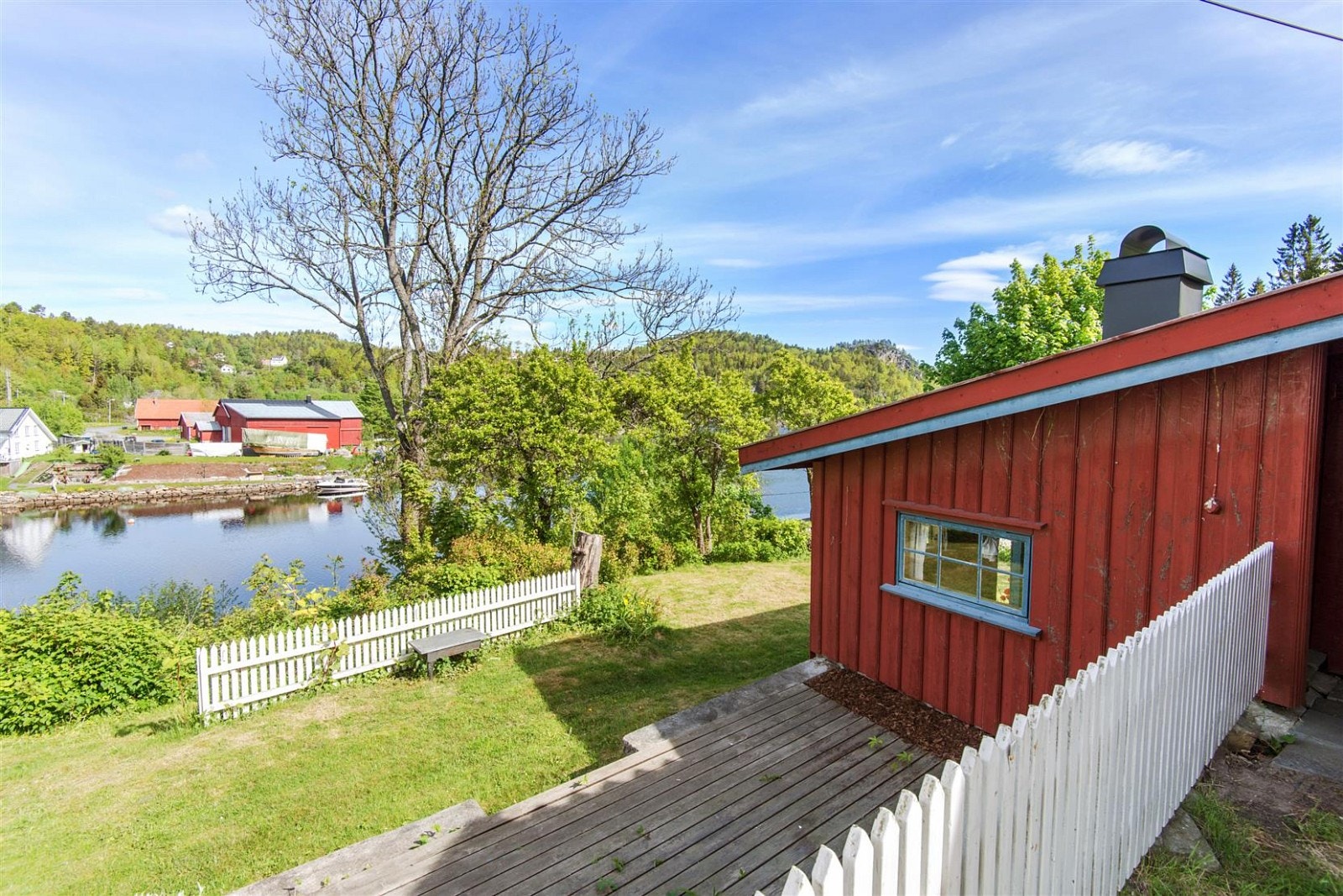 Utsikt ned til elva. Galleribilde