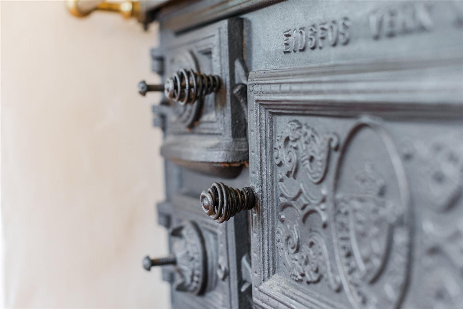 Detaljer på vedkomfyren. Galleribilde