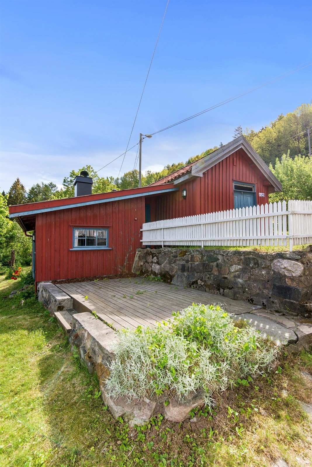 Uthus med 3 lagerrom, en snekkerbod og utedo. Galleribilde