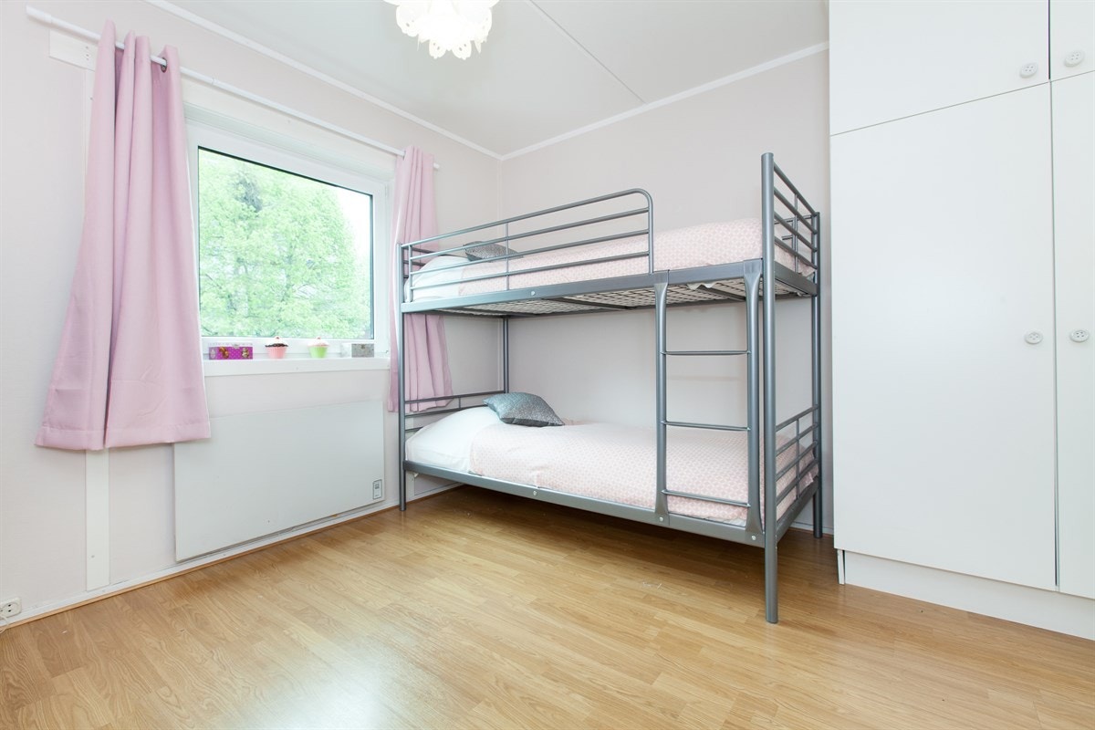 Leiligheten har tre luftige soverom med tilhørende garderobeløsning på hvert rom, hvorav ett med skyvedørsgarderobe. Galleribilde