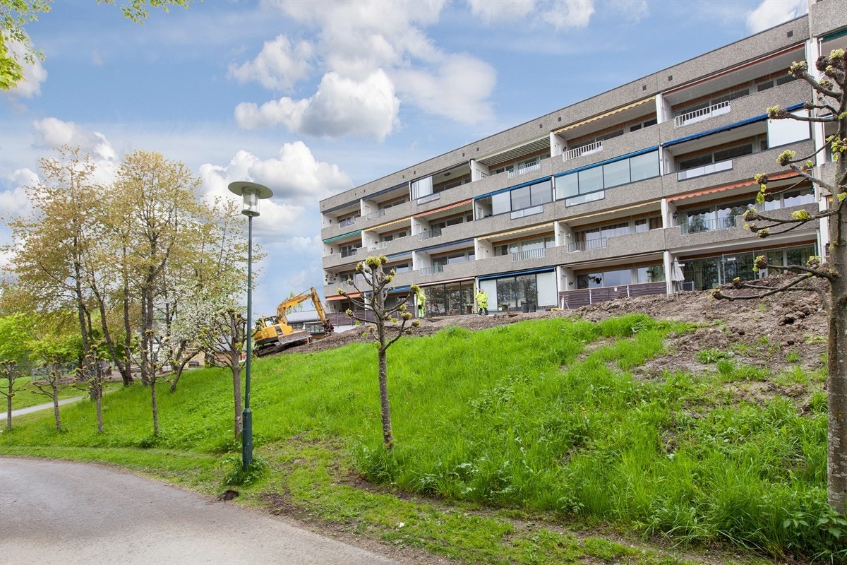 Meklenborg borettslag er særdeles veldrevet med mange fellesrom, deriblant gjesteleiligheter som kan leies svært billig på ukesbasis, samt selskapslokaler. Fra stuen er det utgang til en solrik sørvestvendt balkong uten gjenboere. Galleribilde