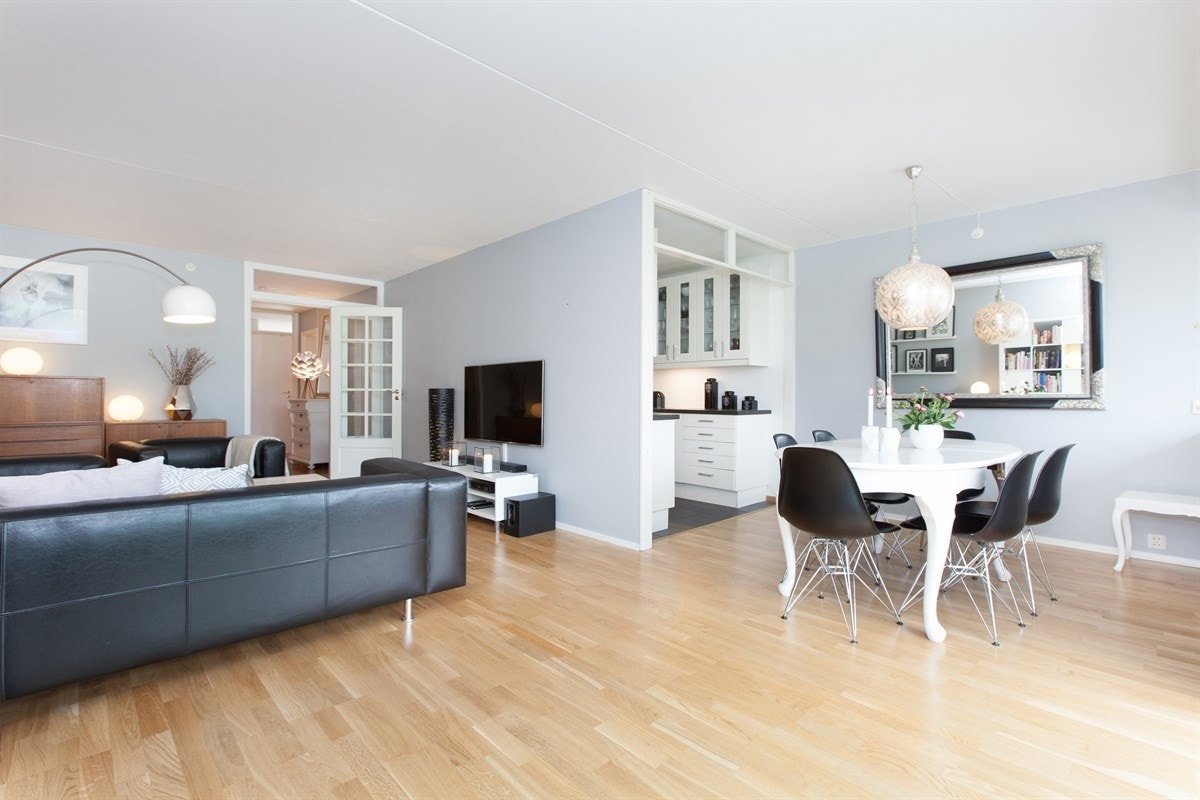 PRIVATmegleren har gleden av å presentere en lys og innbydende 4-roms andelsleilighet med god romfølelse og praktisk planløsning og garasje i kjeller.Fra stuen er det utgang til en solrik sørvestvendt balkong uten gjenboere, der en kan nyte lyse kvelder. Galleribilde