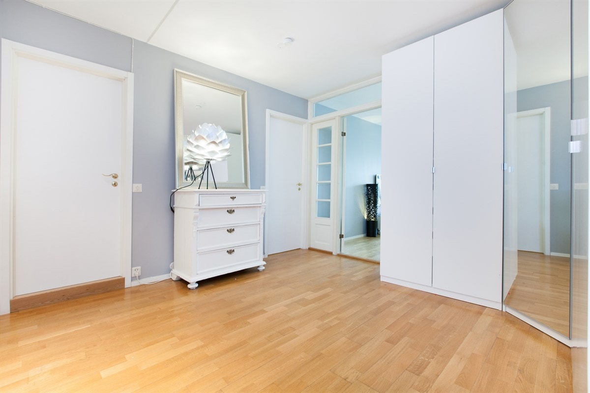 Entreen gir et godt førsteinntrykk av leiligheten og er pent innredet med bl.a. parkett, dørcalling med video og en stor garderobeløsing med takhøye skap hvor en av frontene har speil. Entreen er malt i en pen lysegrå farge som harmonerer meget godt. Galleribilde