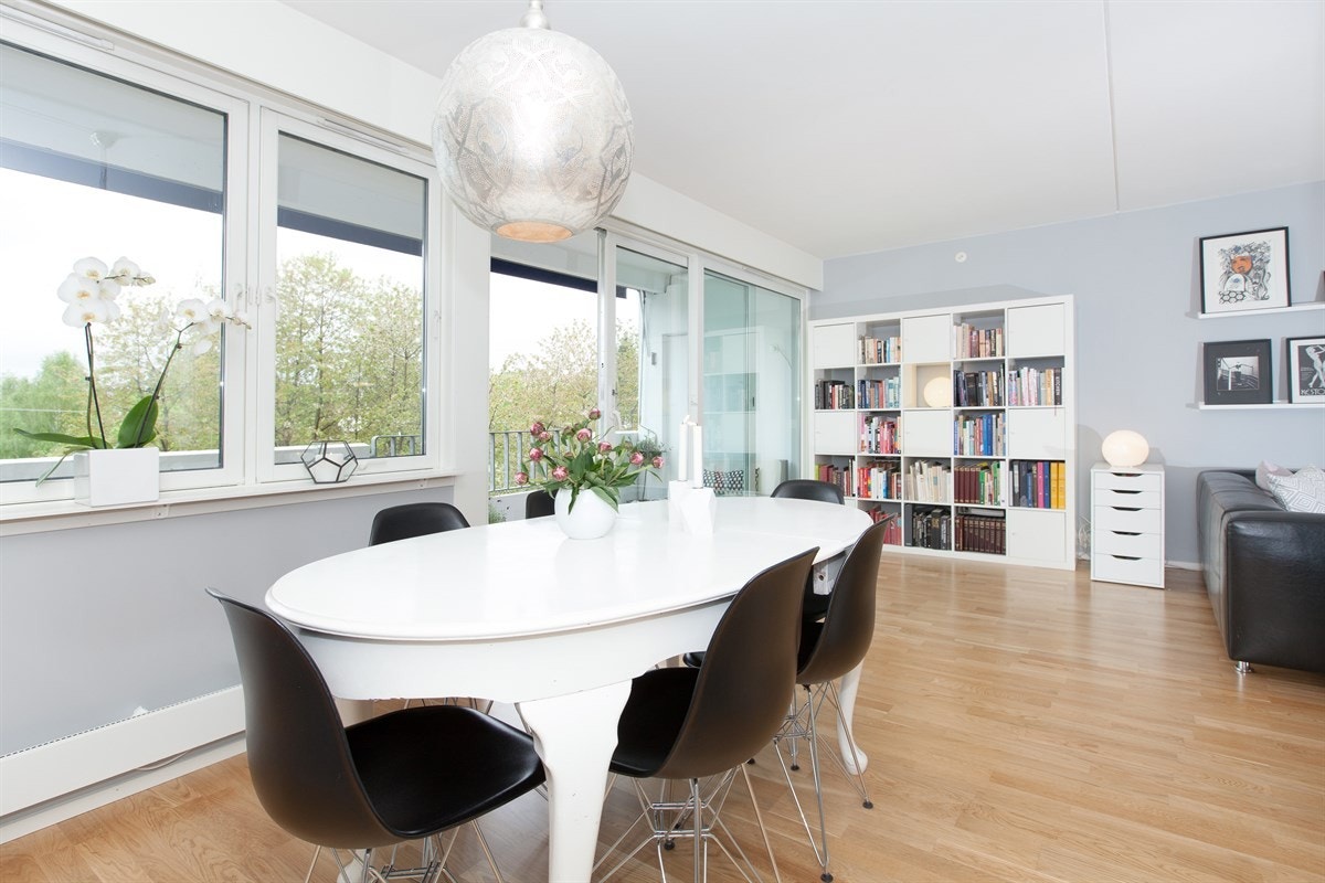 Leiligheten har en lys og trivelig stue med god plass for sofaløsning med tilhørende møblement og spisebord. Stuen har gode vindusflater som gir rikelig med lys, og parkett på gulv Galleribilde