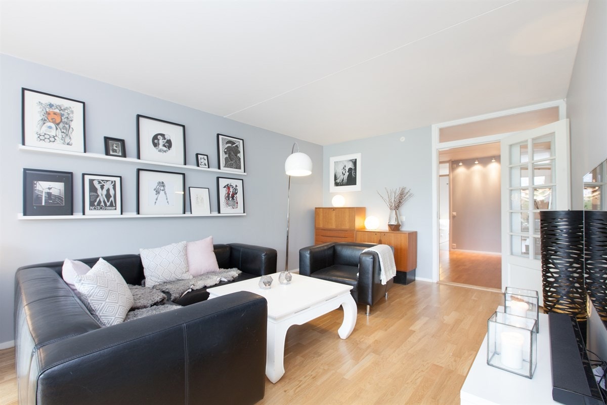 Leiligheten har en lys og trivelig stue med god plass for sofaløsning med tilhørende møblement og spisebord. Stuen har gode vindusflater som gir rikelig med lys, og parkett på gulv. Galleribilde