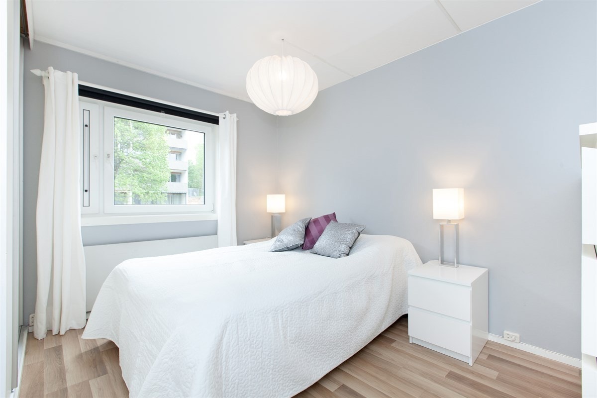 Leiligheten har tre luftige soverom med tilhørende garderobeløsning på hvert rom, hvorav ett med skyvedørsgarderobe. Galleribilde