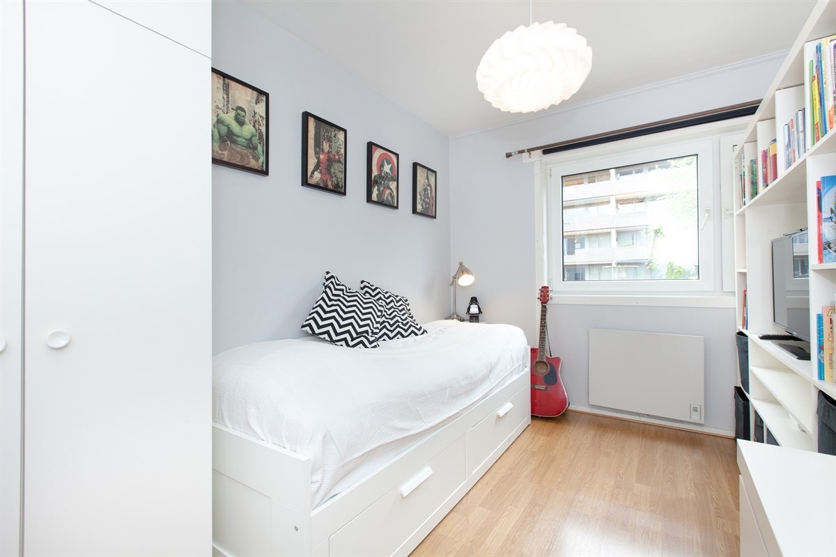 Leiligheten har tre luftige soverom med tilhørende garderobeløsning på hvert rom, hvorav ett med skyvedørsgarderobe. Galleribilde