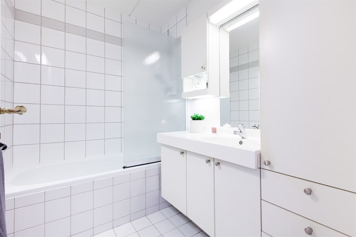 Boligen inneholder ett klassisk bad, et separat wc og et separat vaskerom. Badet er utstyrt med gulvvarme og fliser på gulv. Innredningen har heldekkende servant med servantskap, veggskap, speil med speilbelysning og et høyskap. Galleribilde