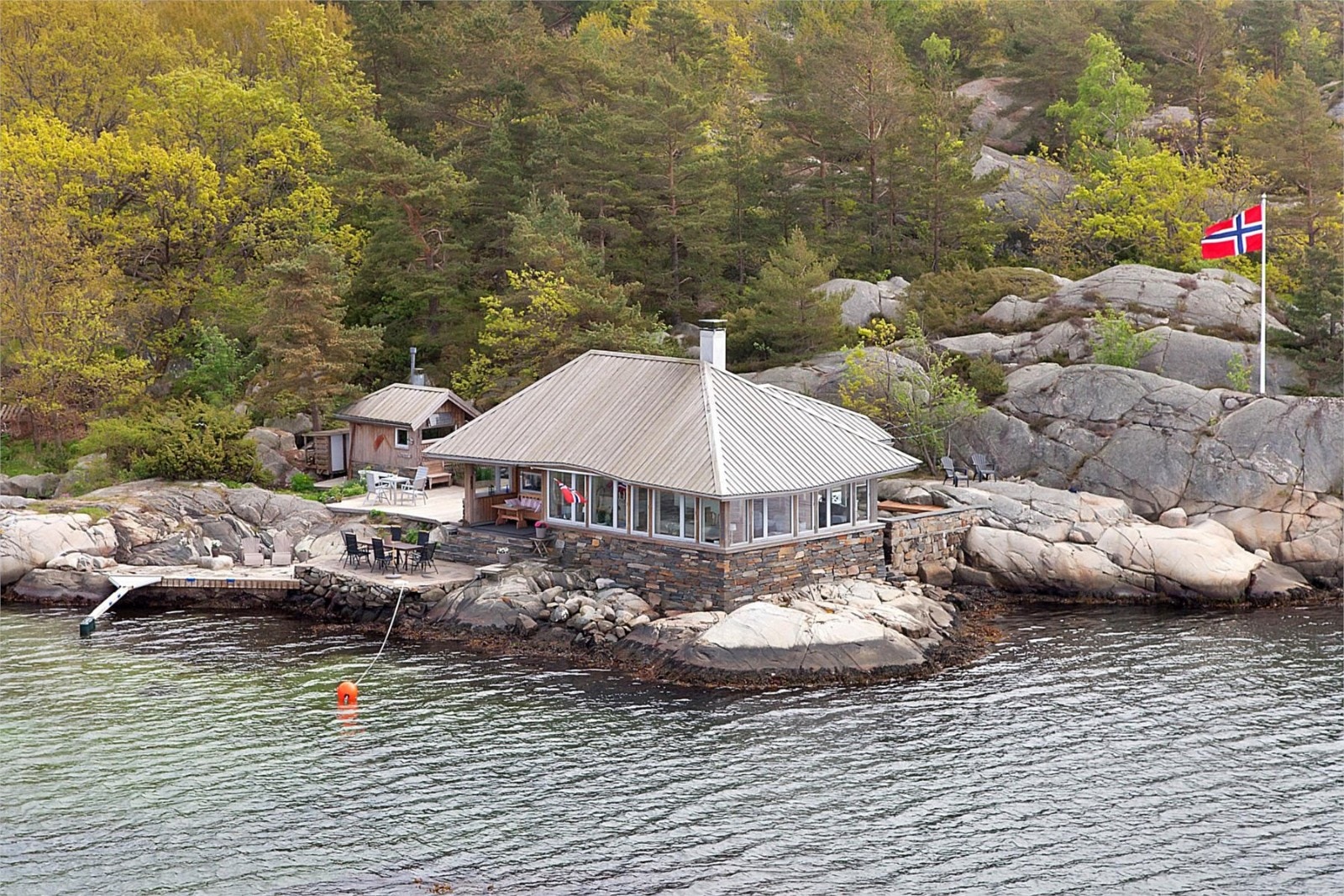 Hytten og strandsonen Galleribilde