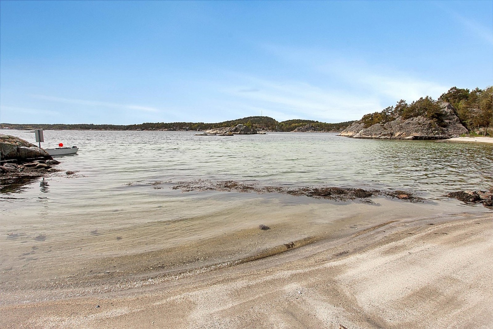 Flott sandstrand på siden av tomten - til fri bruk - perfekt for småbarn Galleribilde
