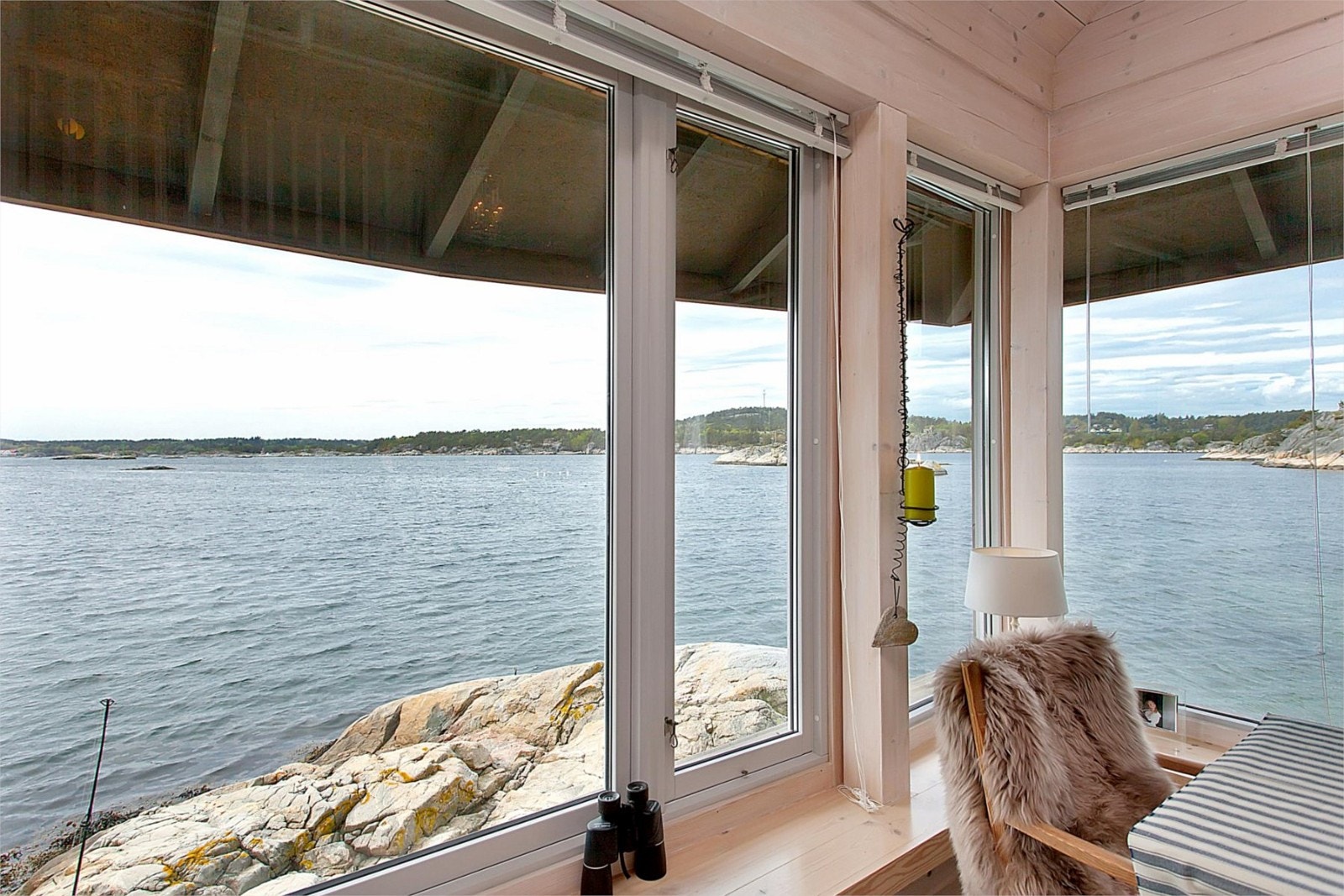 Hytten ligger helt ute ved sjøen Galleribilde