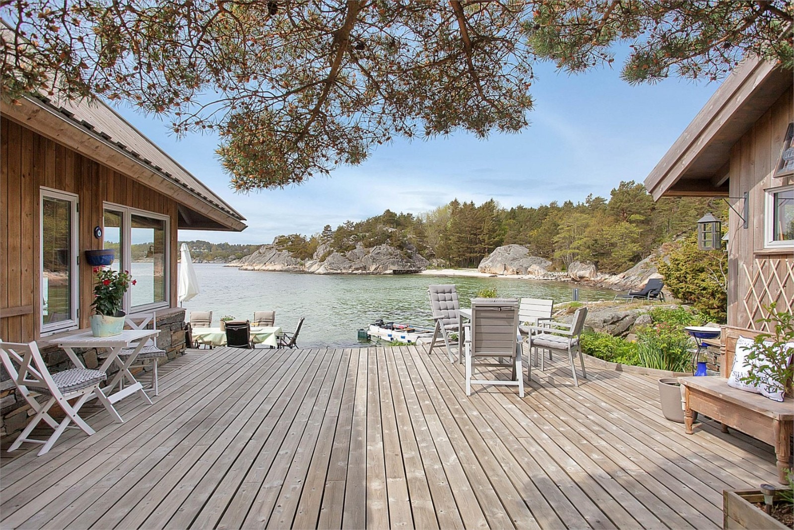 Romslig platting mellom hytte og uthus Galleribilde