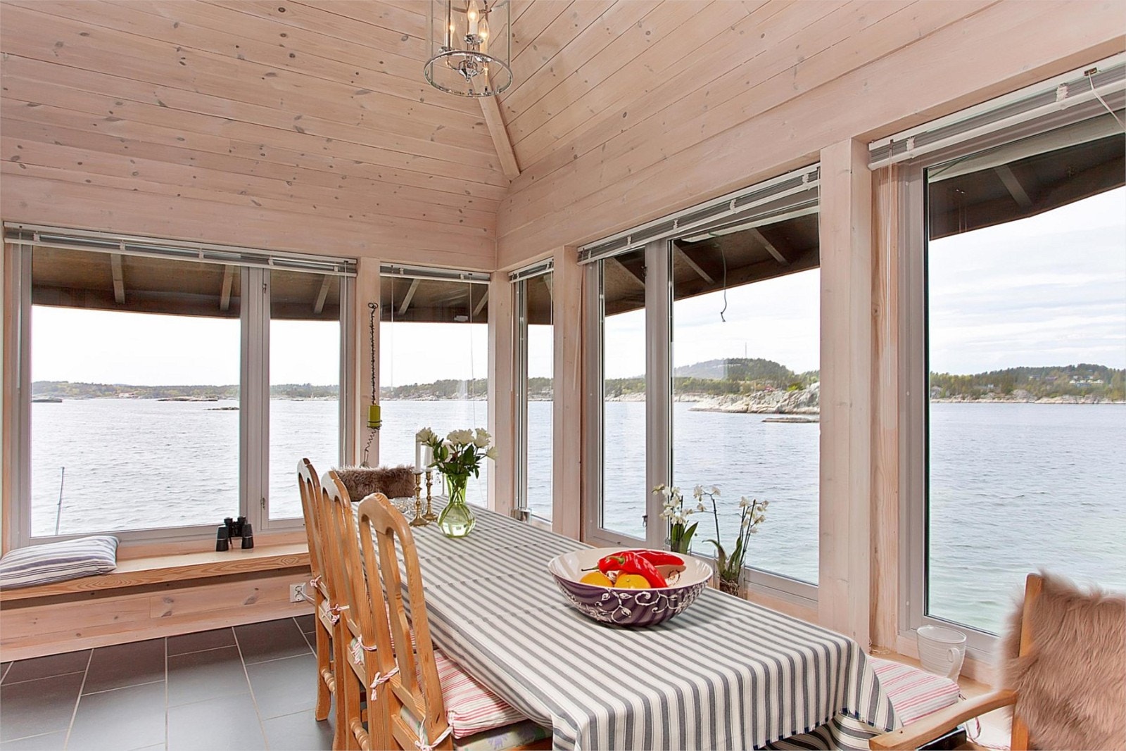 Spisebord i stuen hvor man føler man sitter helt ute ved sjøen Galleribilde
