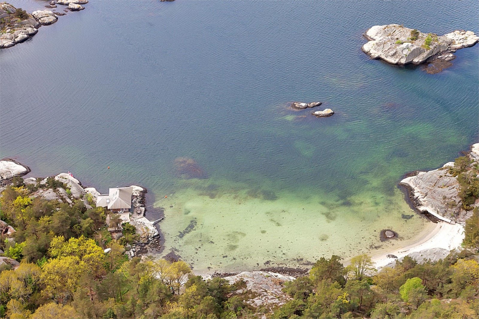 idylliske omgivelser med sandstrender i bukta utenfor Galleribilde