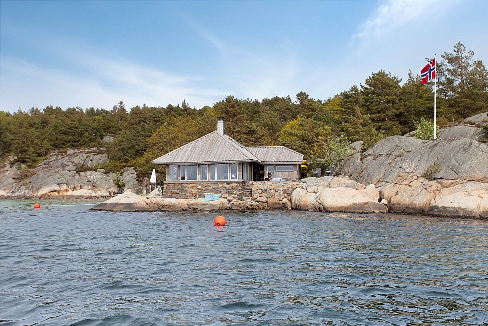 Del av eiendommen sett fra sjøen Galleribilde