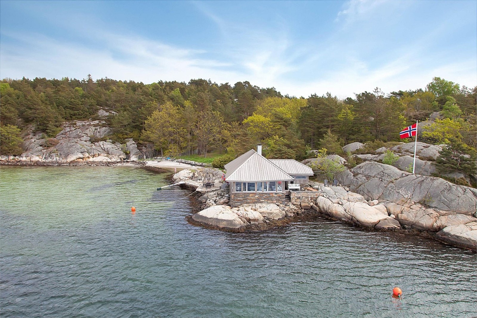 Hytten ligger flott plassert i terrenget Galleribilde