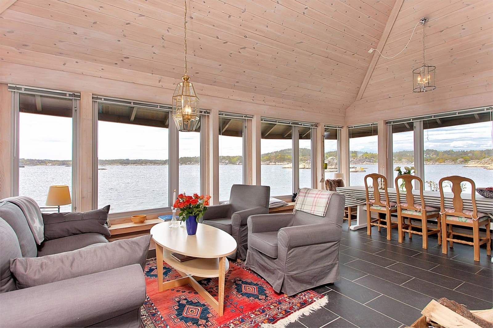 Stue med store vindusfelt Galleribilde