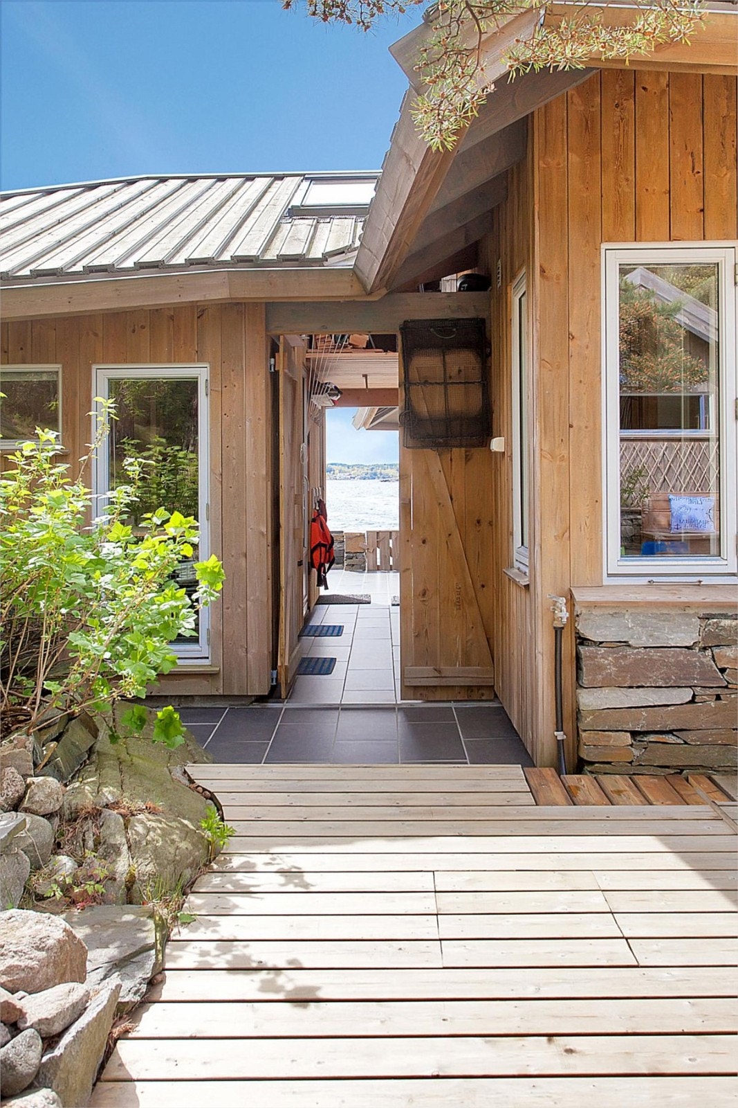 Svalgang mellom hytte og soveanneks Galleribilde