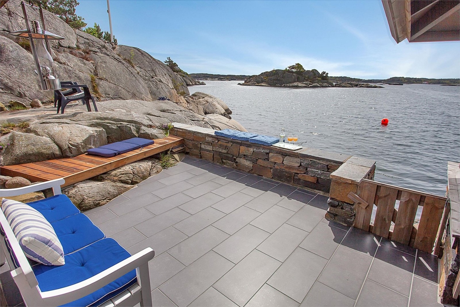 Flott uteplass på siden av hytten Galleribilde