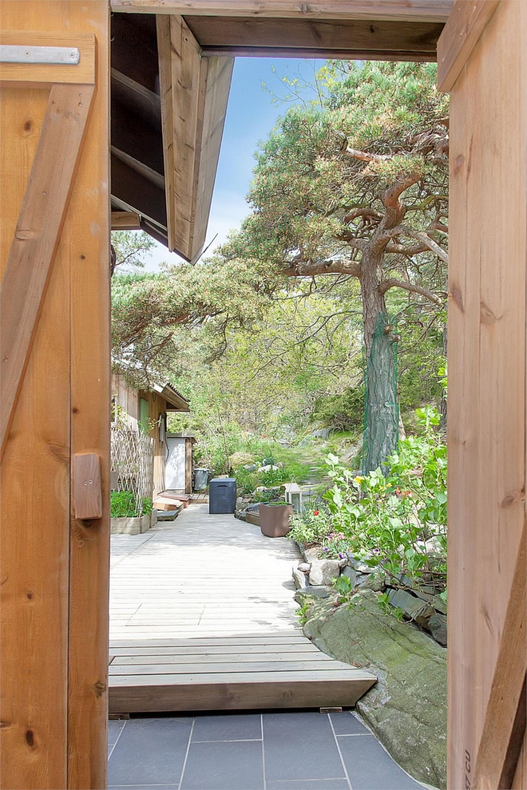 Fra svalgangen inn mot hagen Galleribilde