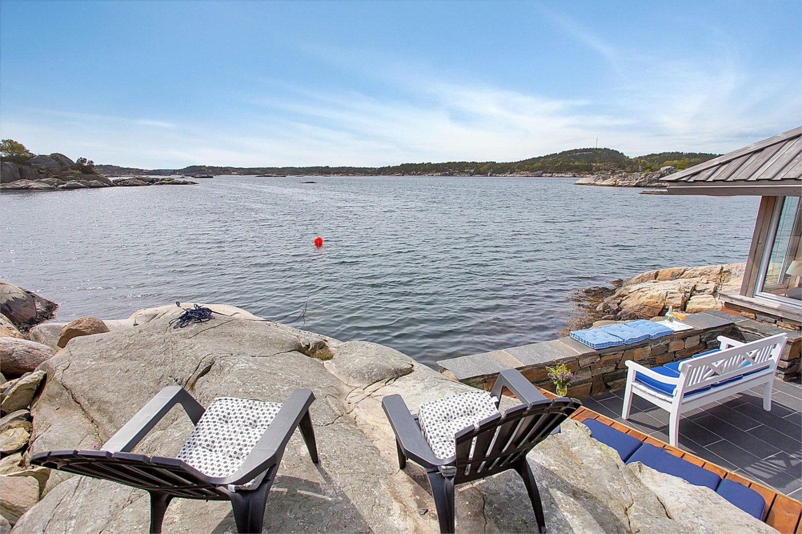 Her kan man enten sitte på egen svaberg eller på plattingen Galleribilde