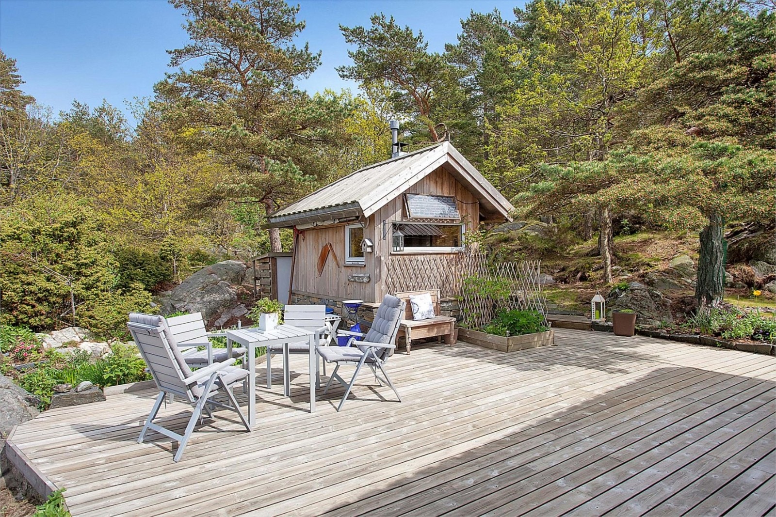 Romslig platting foran uthuset Galleribilde