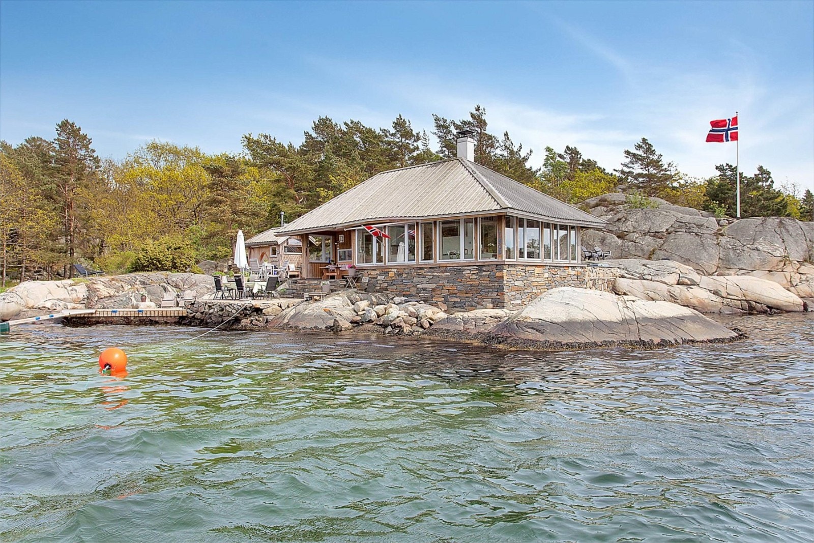 Arkitekttegnet hytte helt i vannkanten Galleribilde