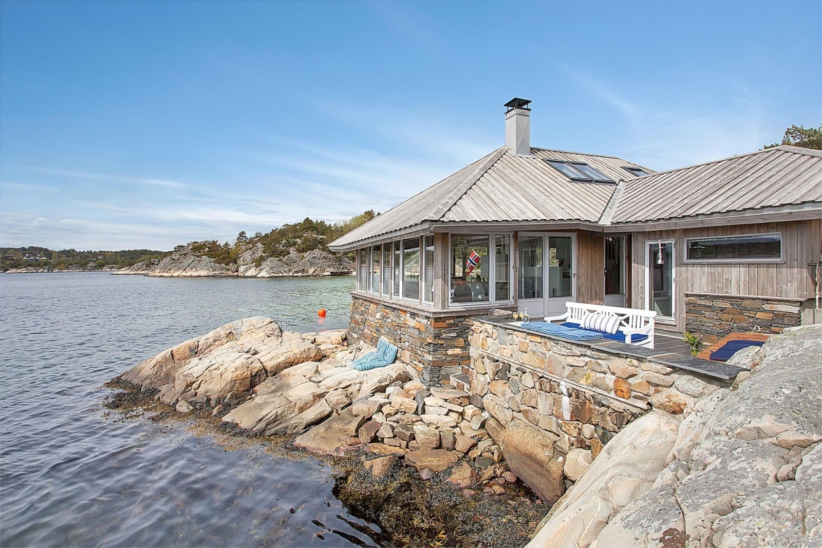 Svaberg foran hytten til soling, bading og fisking Galleribilde