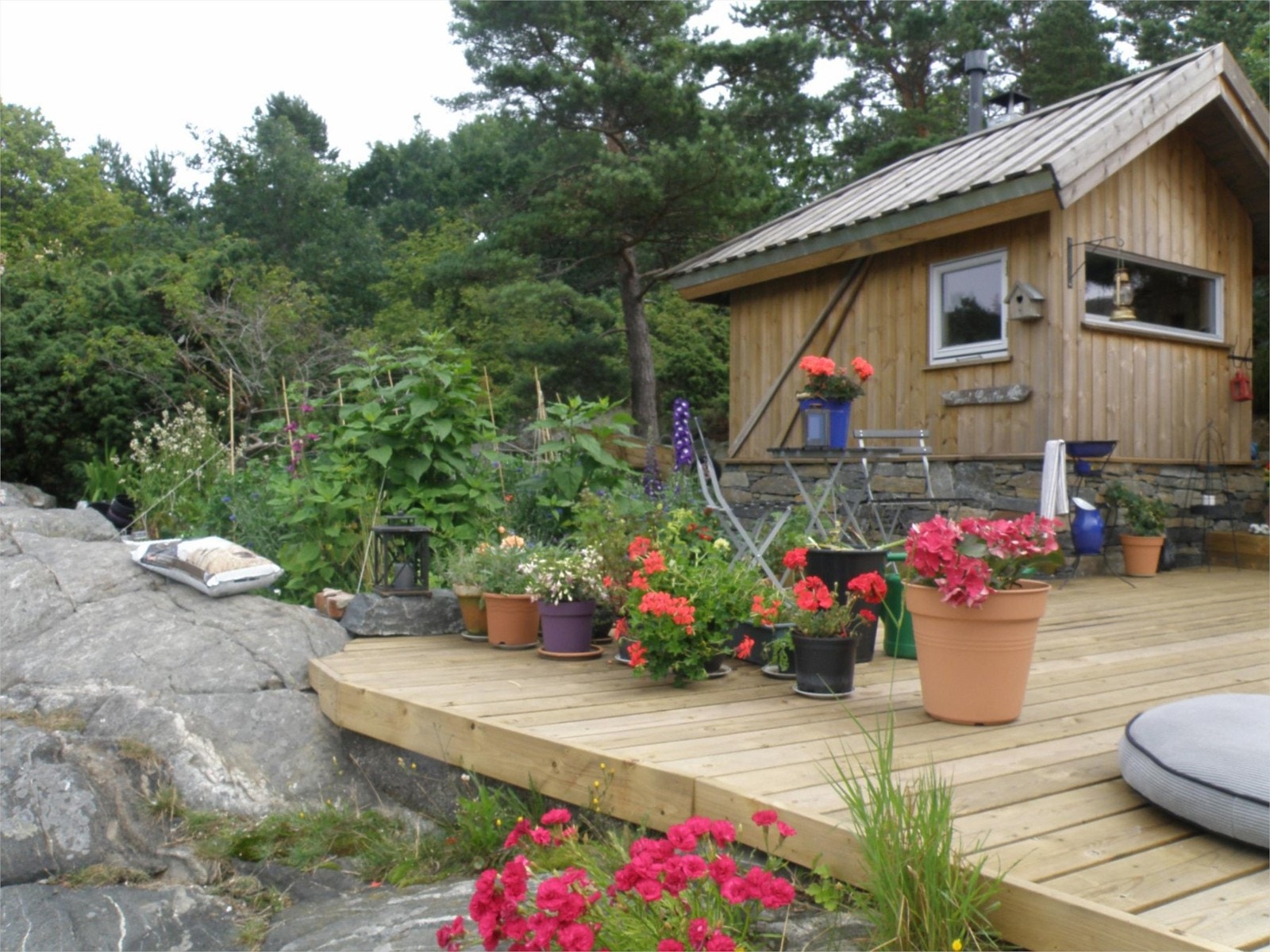 Her kan man ha krukker på terrassen og beplantninger på siden Galleribilde