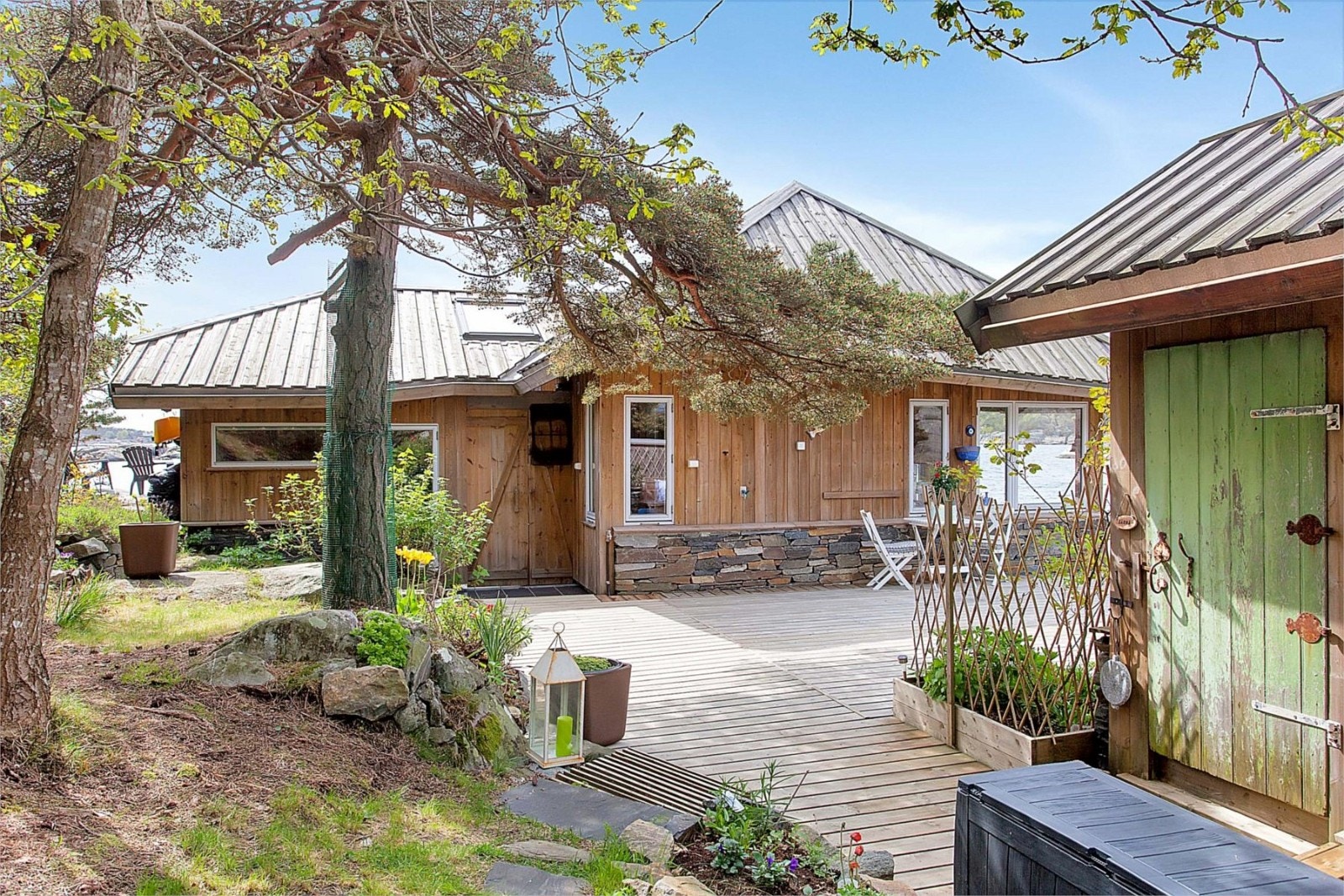 Fra utearealet på siden av hytten Galleribilde