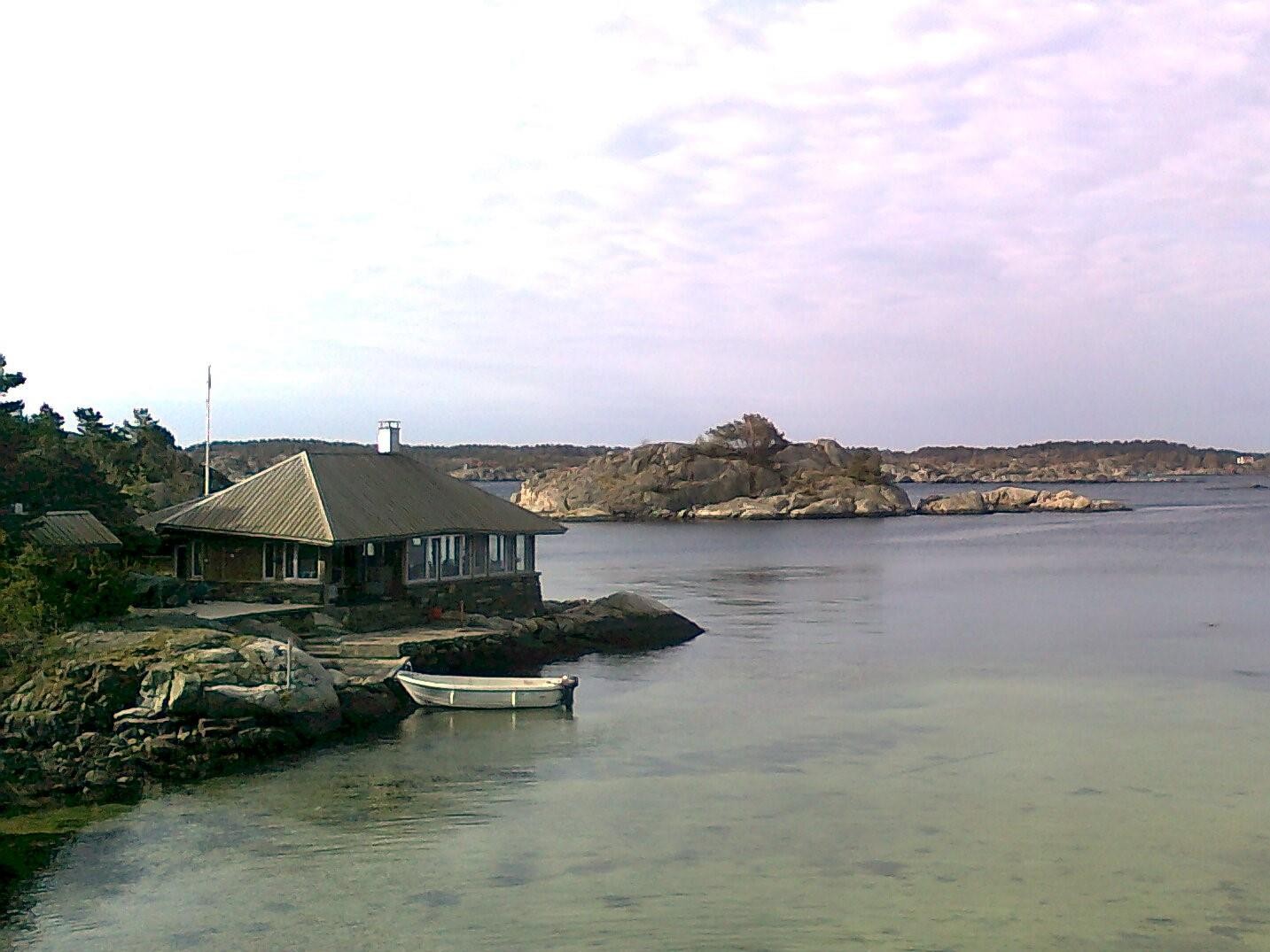 Hytten er omgitt av vakker natur Galleribilde