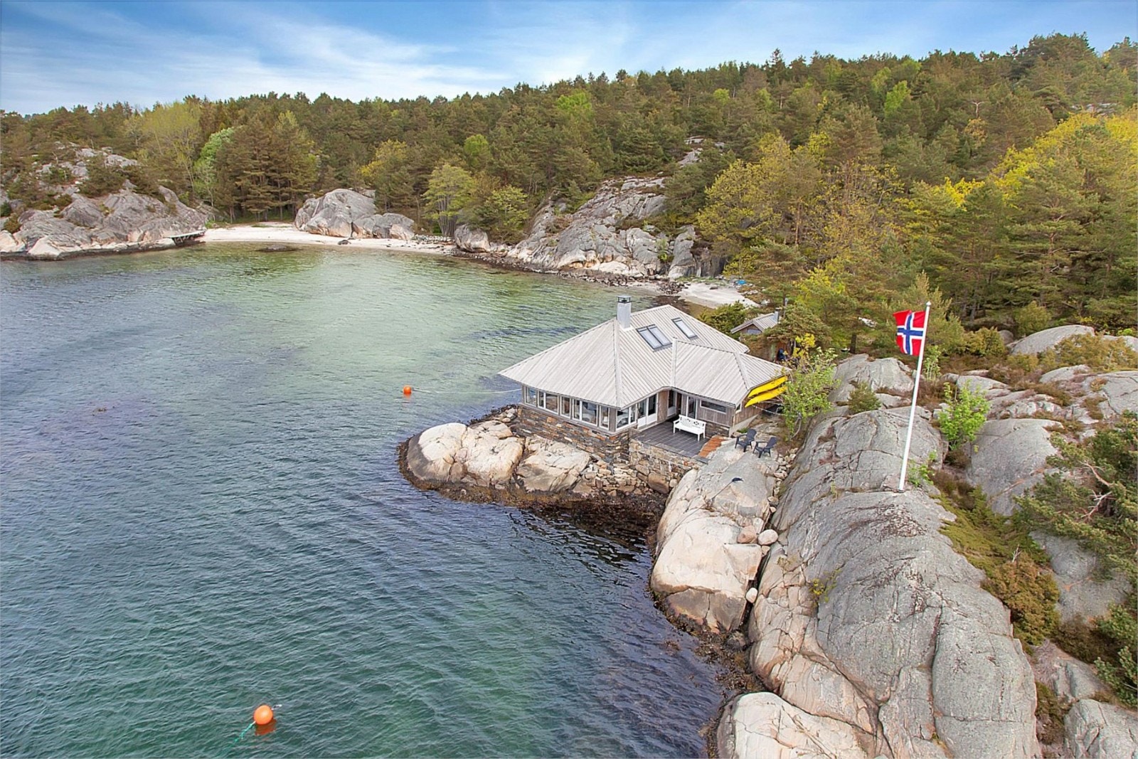 Flyfoto over eiendommen og den flotte bukten innenfor Galleribilde
