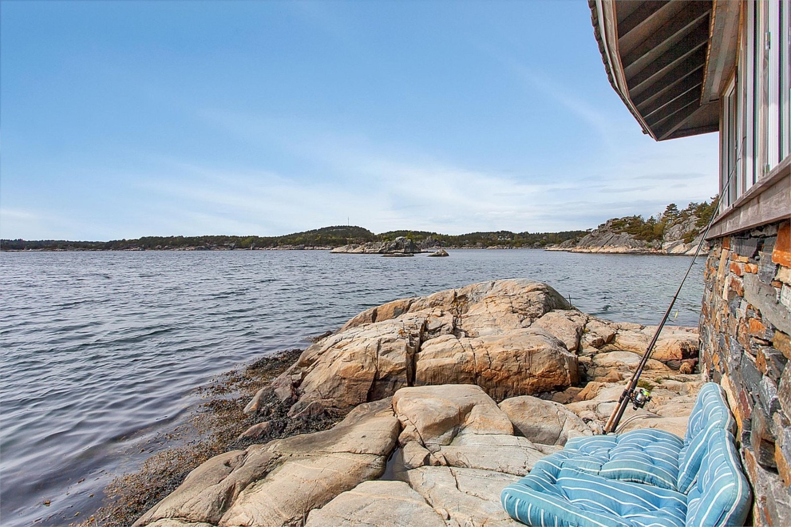 Her kan man sitte på svabergene - eller få selvfisket middag fra egen tomt Galleribilde