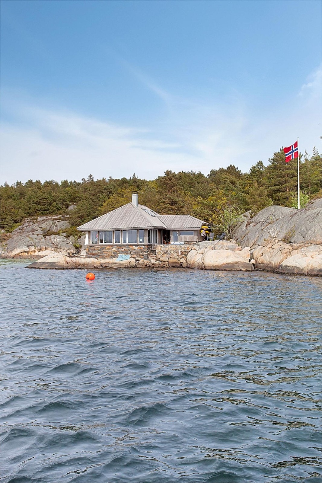 Hytten sett fra sjøsiden Galleribilde