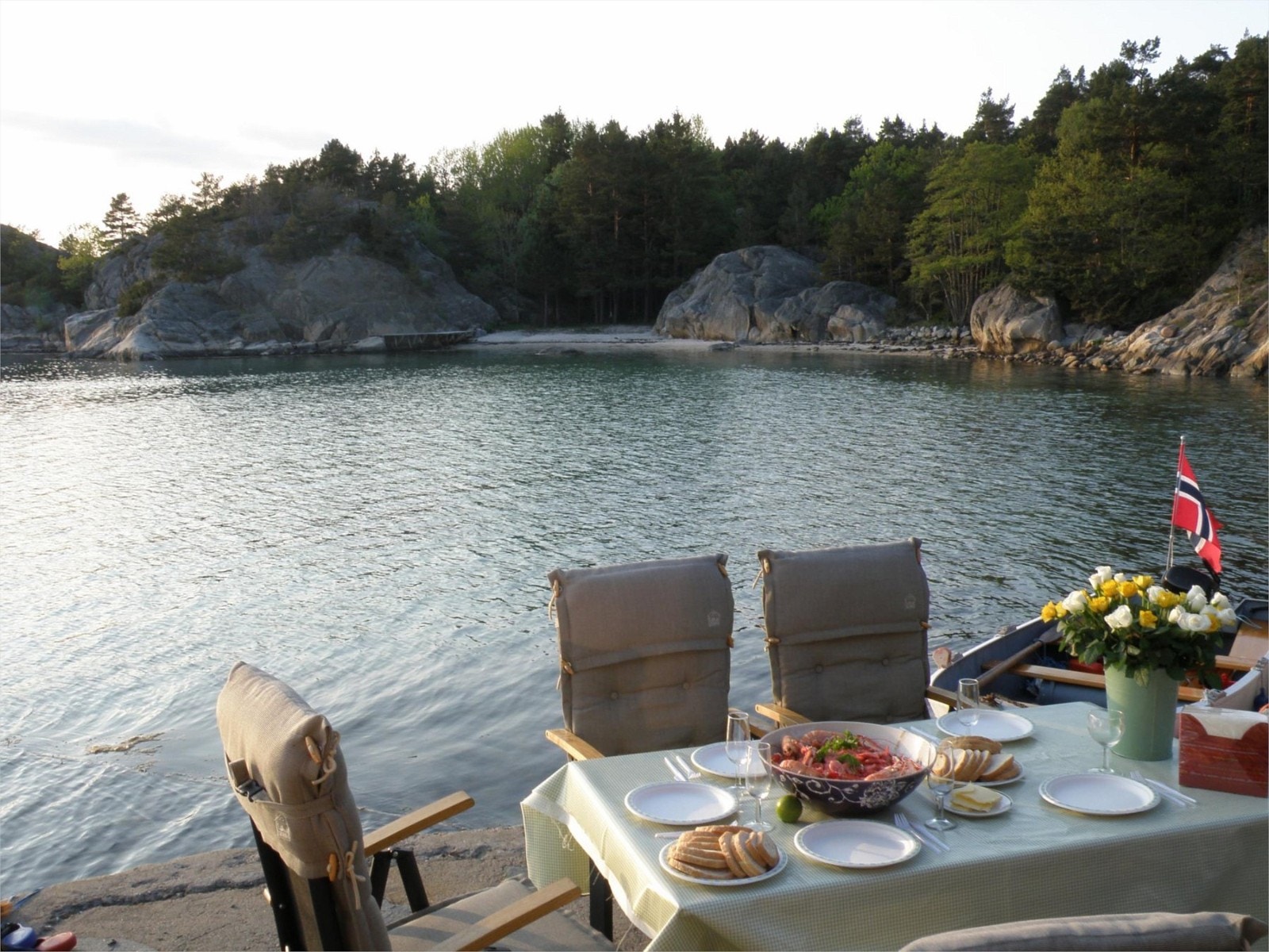 Rekebord dekket på bryggen Galleribilde