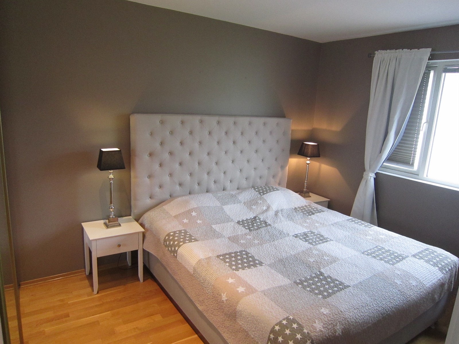 Hovedsoverom med stor skyvedørsgarderobe Galleribilde