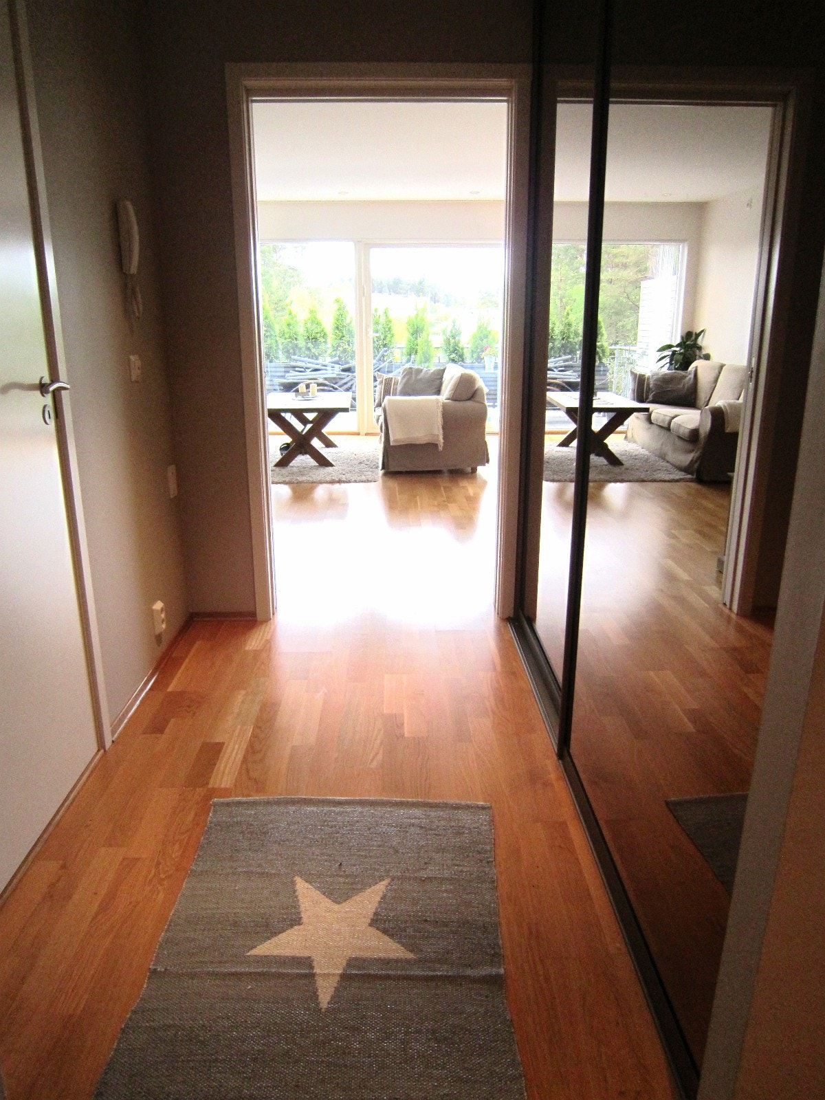 Stor speilgarderobe i entre Galleribilde