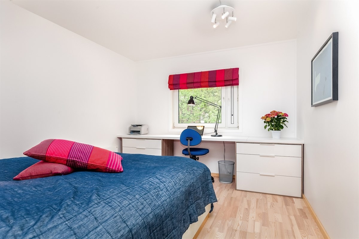 Romslig soverom som også er utnyttet med en flott kontorplass Galleribilde