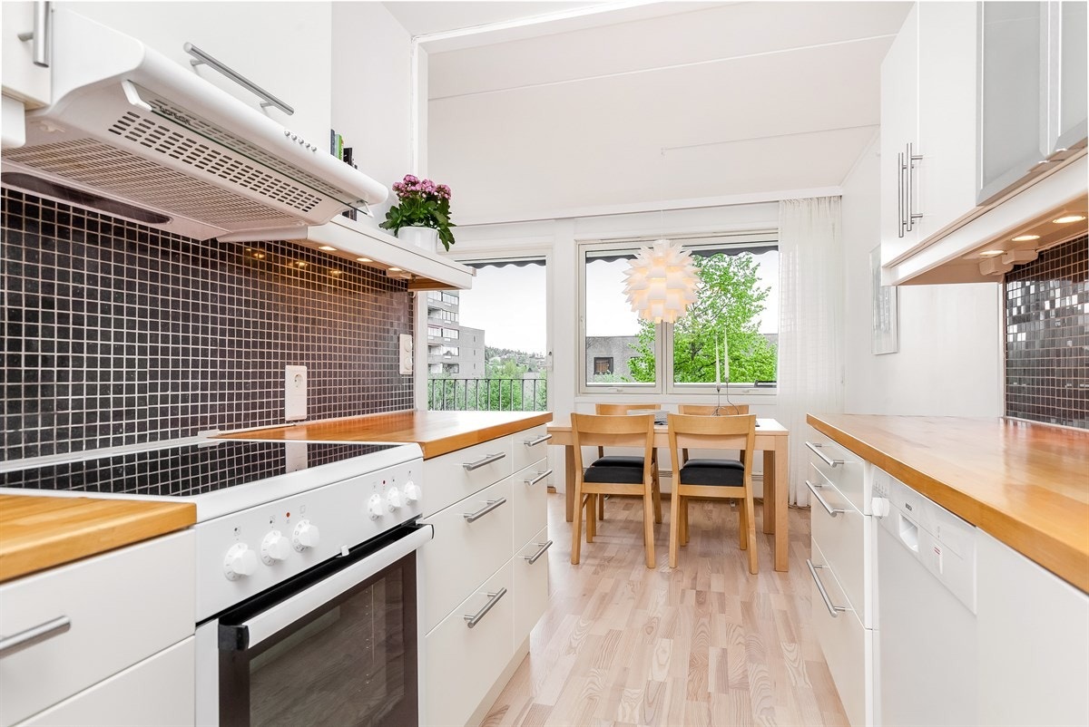 Lyst og pent kjøkken med heltre benkeplate Galleribilde