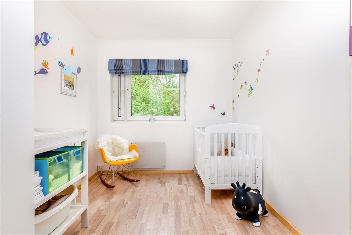 Soverom nr. 2 har også god størrelse og fungerer i dag som et fint barnerom med garderobeskap Galleribilde