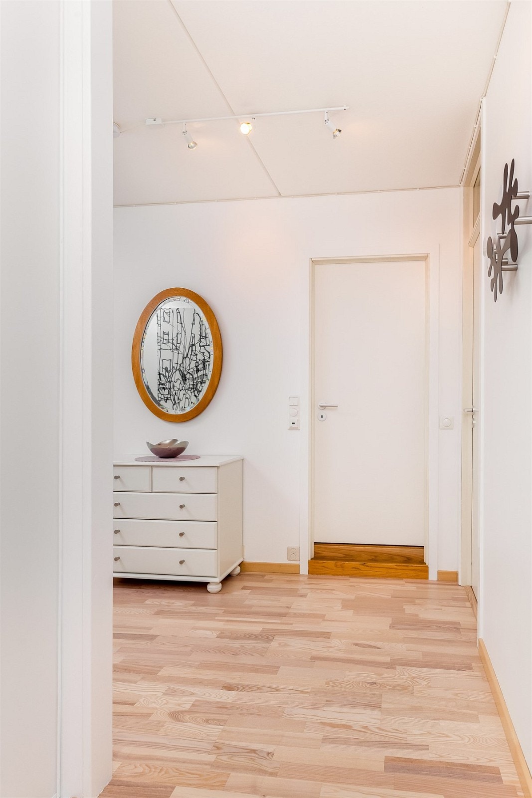 Entré med skyvedørsgarderobe Galleribilde