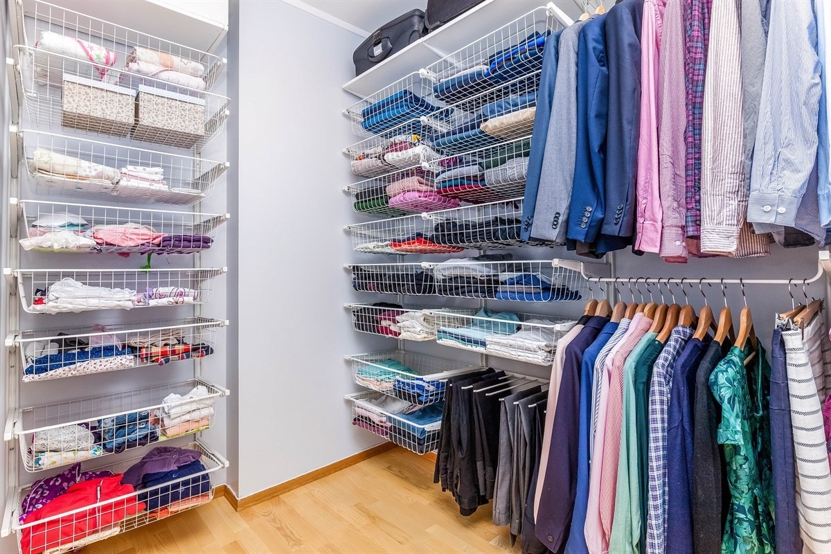 Stor, og flott innredet walk-in garderobe Galleribilde