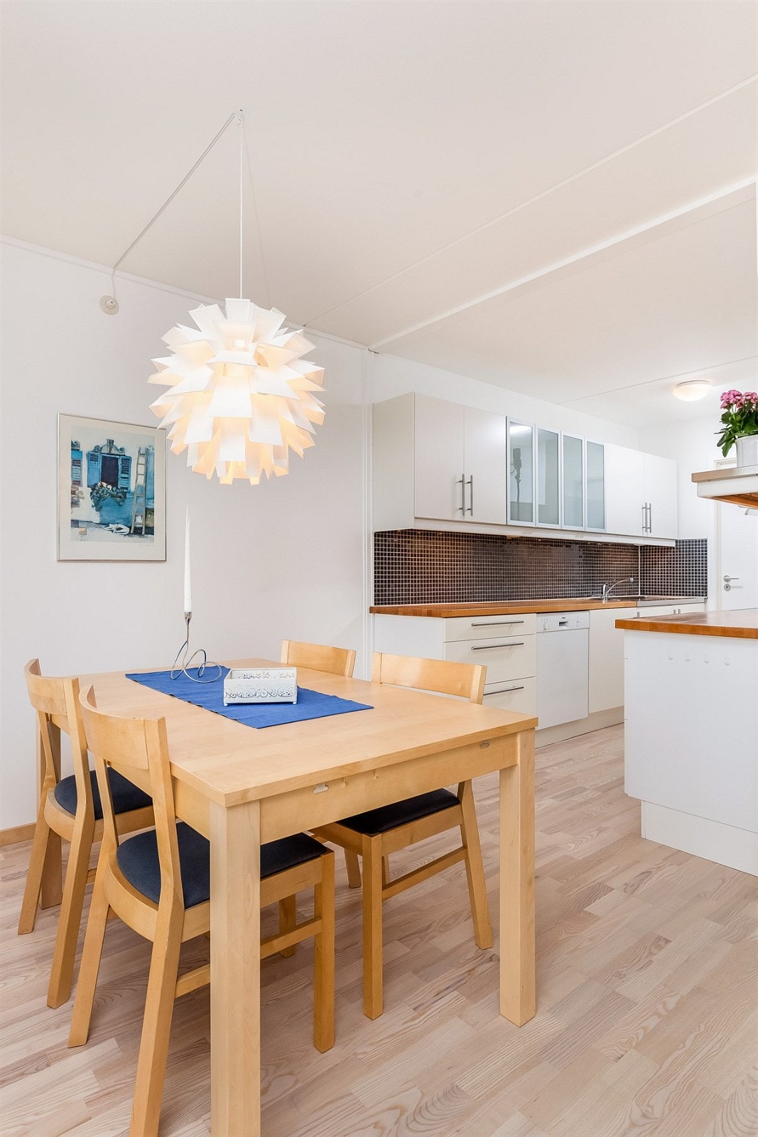 Hyggelig spisplass i tilknytning til kjøkkenet Galleribilde