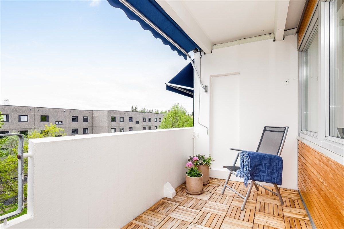 Meget solrik veranda med gulv av akasietre og markise Galleribilde