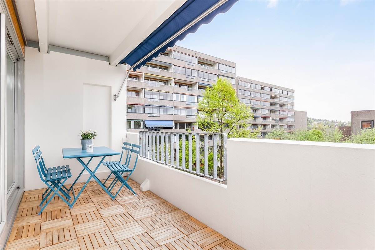 Verandaen er romslig og har hyggelig grønt utsyn Galleribilde